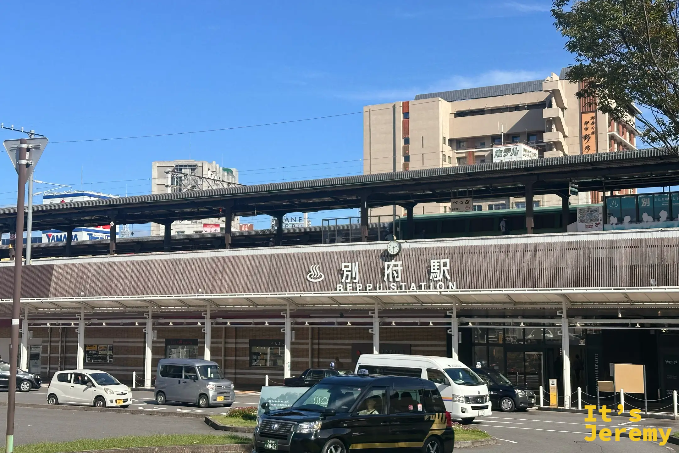 從另一側看別府車站的站體，「別府駅 BEPPU STATION」字樣清楚可見