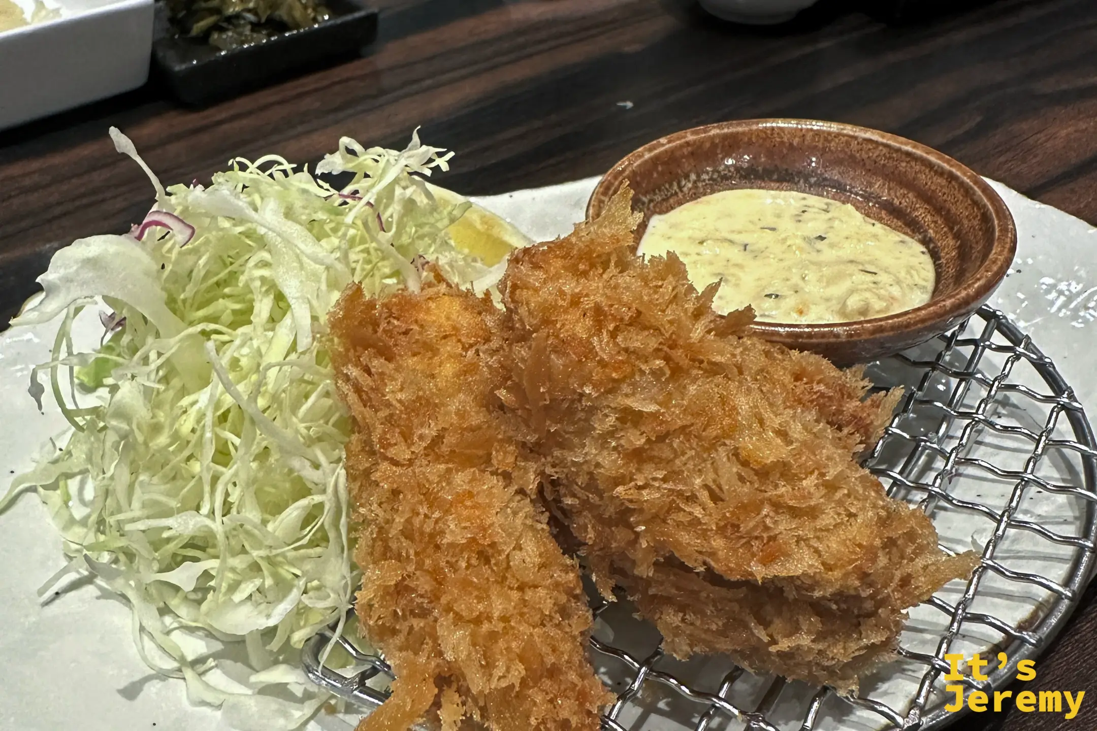 勝烈亭的炸牡蠣，外皮酥脆、內裡飽滿多汁，附上塔塔醬與檸檬