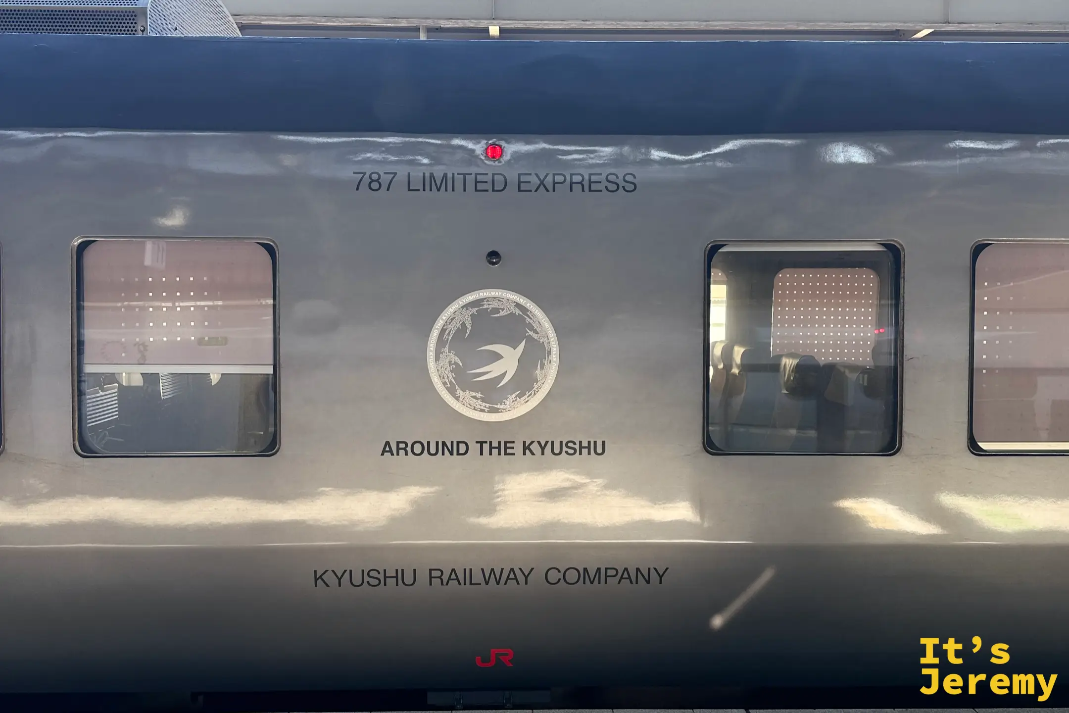 787 系特急列車車側，印著 787 LIMITED EXPRESS、AROUND THE KYUSHU 與白色仙鶴標誌