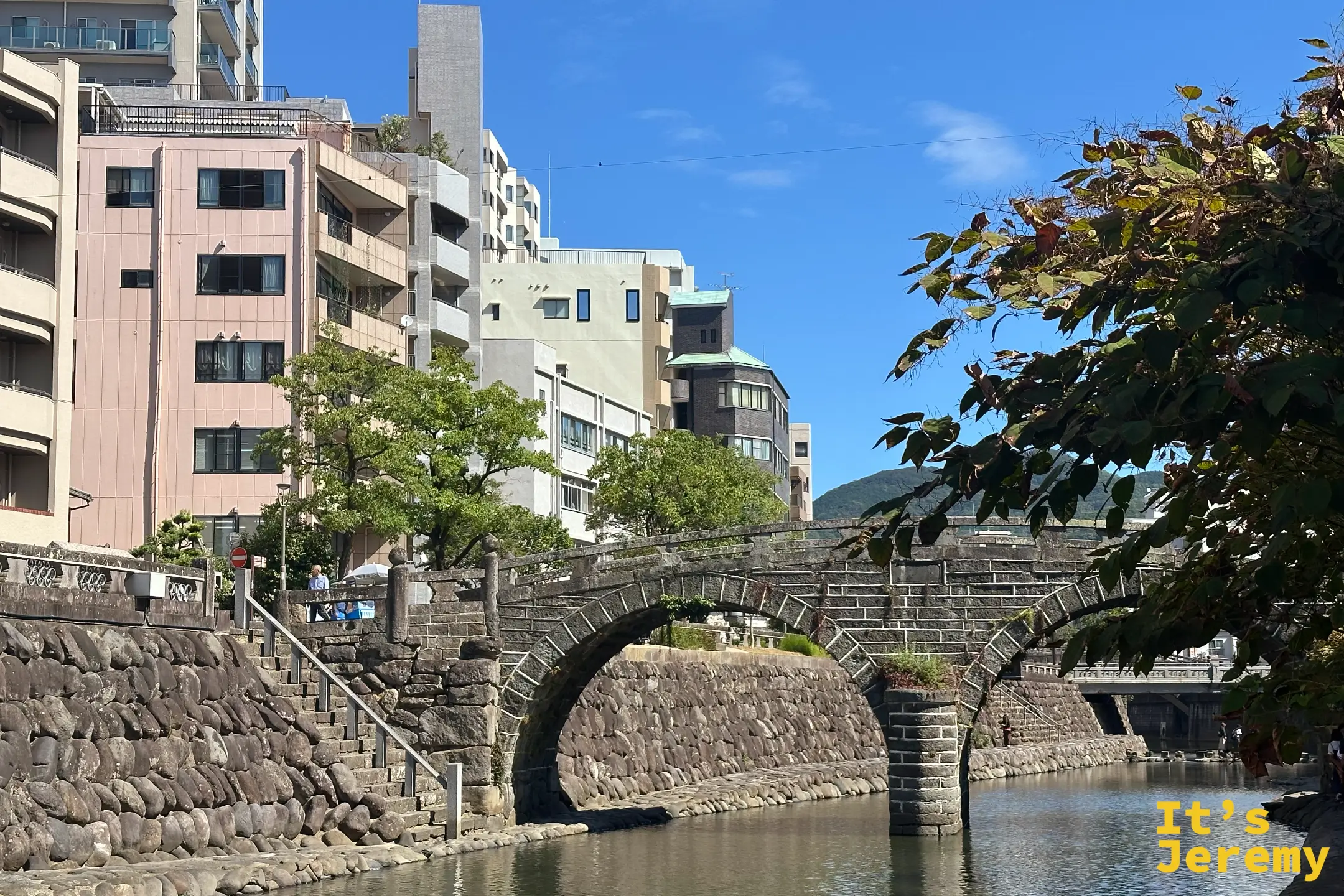 眼鏡橋雙拱石橋近景，橋身以整齊的石塊砌成