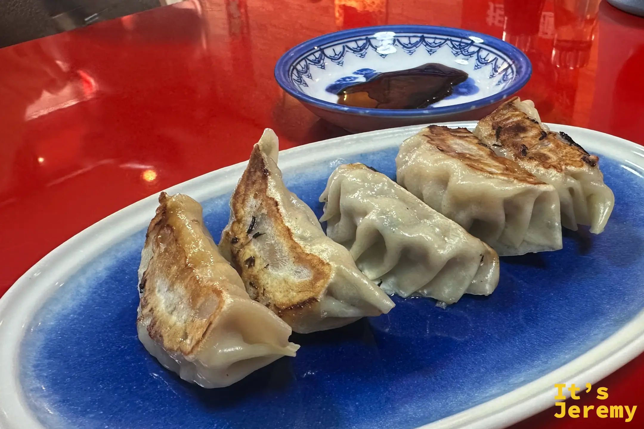 煎餃側面特寫，餃皮煎出金黃焦色