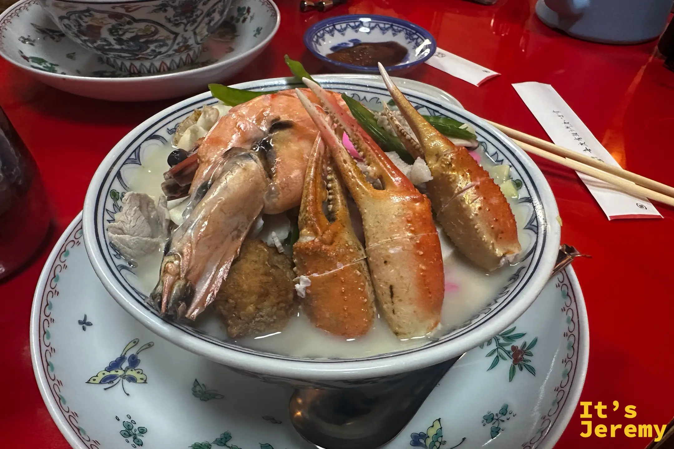 濃白湯頭的八寶海鮮強棒麵，鋪滿蝦、蟹螯、豬肉與蔬菜