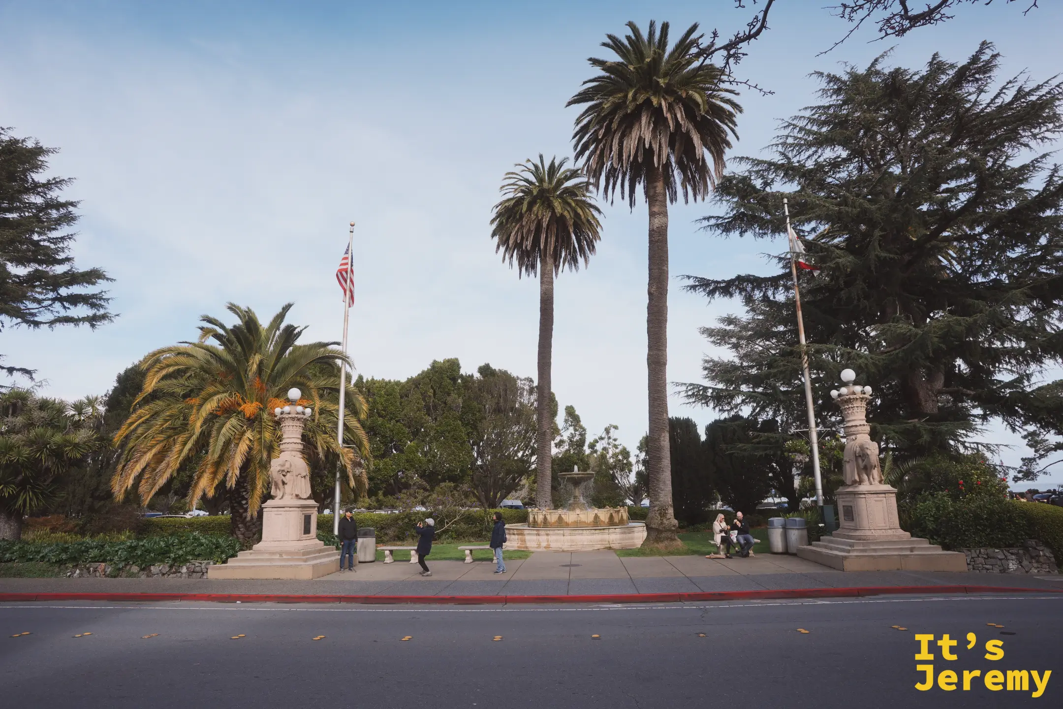 Plaza Viña del Mar 廣場上兩尊石雕大象燈柱與中央噴泉，高聳的棕櫚樹立在藍天下
