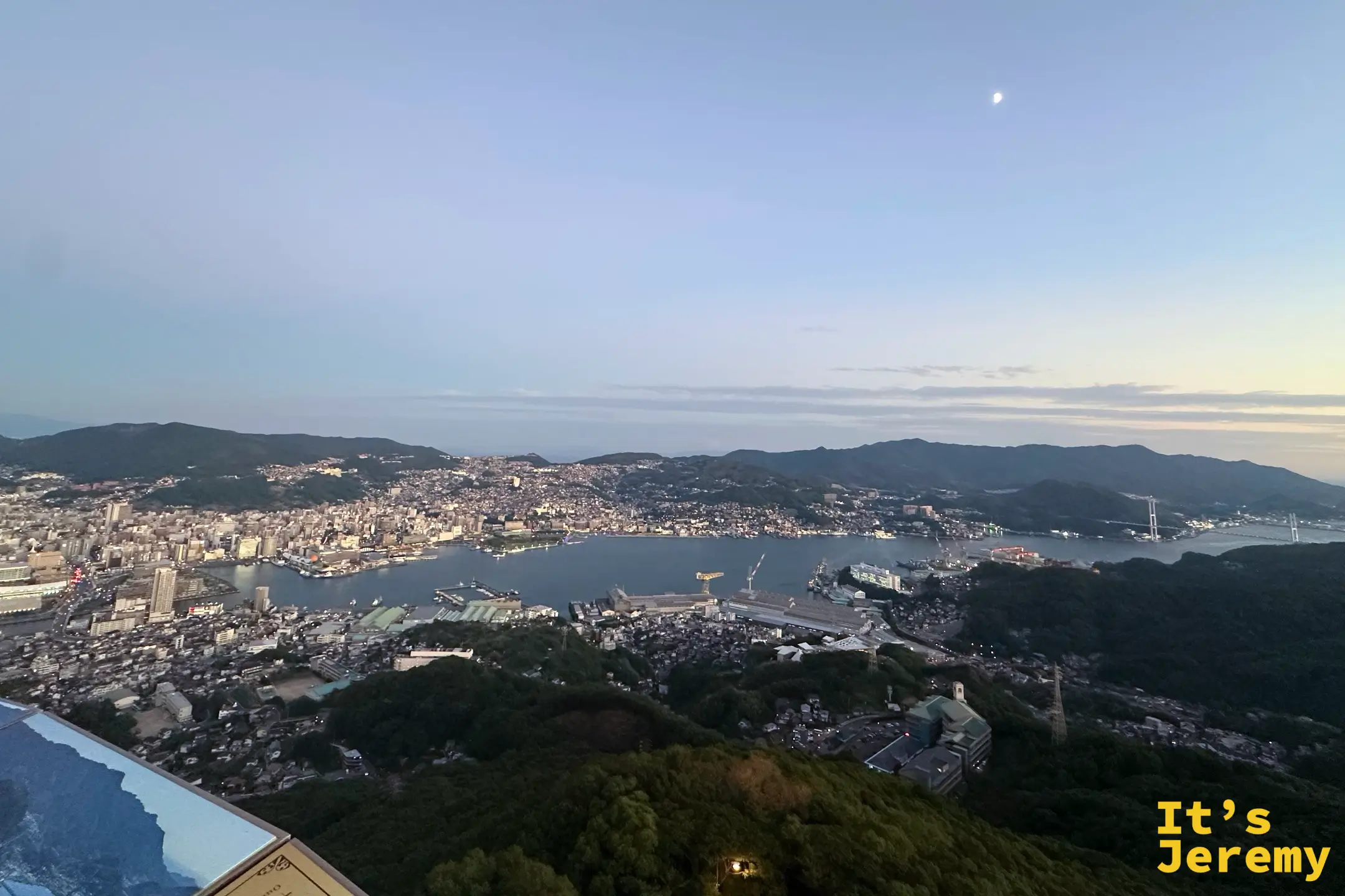 藍色時分的稲佐山視野，長崎港灣、市街與遠山盡收眼底，天空掛著月亮