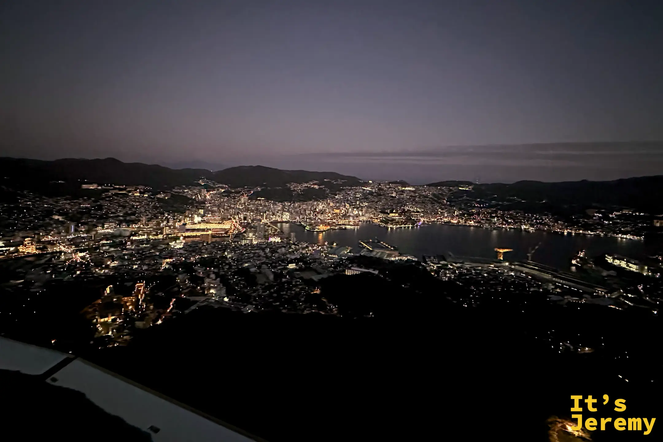 入夜後的長崎夜景，市中心與港灣兩岸燈火通明
