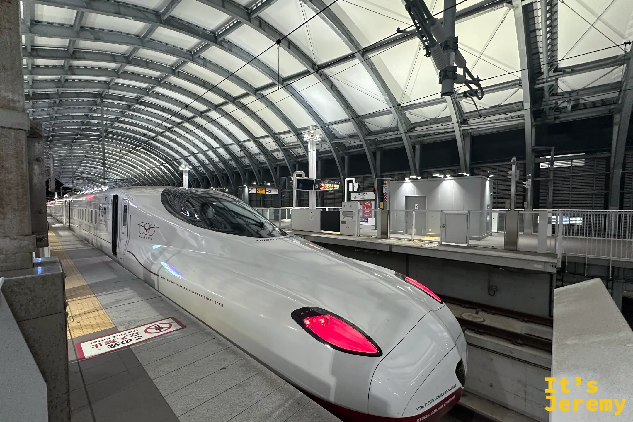 夜裡停靠在長崎站月台的西九州新幹線かもめ，流線白車頭亮著紅色尾燈，車身寫著 SINCE 2022