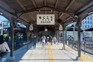 門司港車站月台的木造支柱與長廊特寫，這座被列為日本重要文化財的車站保留了百年前的建築美學