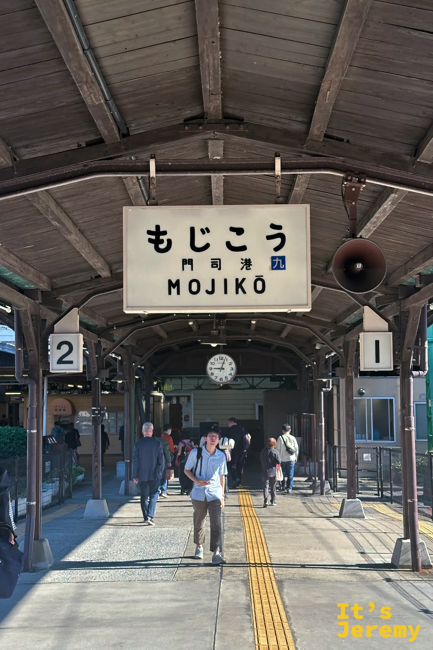門司港車站復古木造月台入口,懸掛著昭和感的站名看板,展現大正浪漫時期的鐵道氛圍