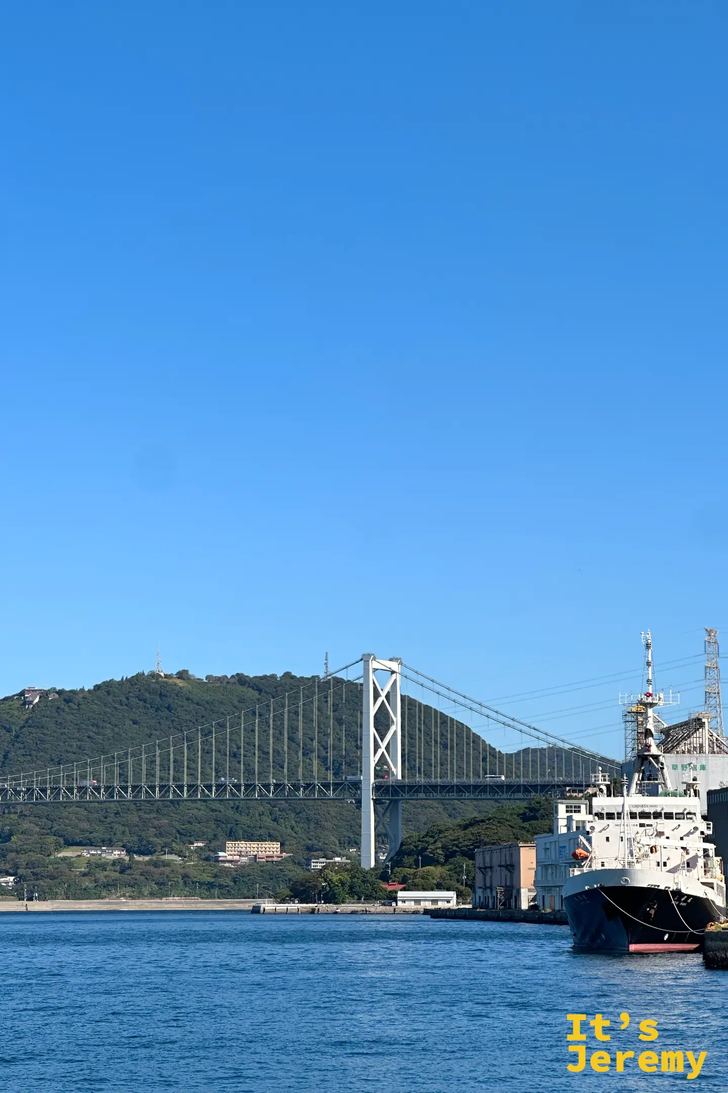 門司港港口風景,可以看見繁忙的關門海峽與遠方的關門大橋橫跨於海面上