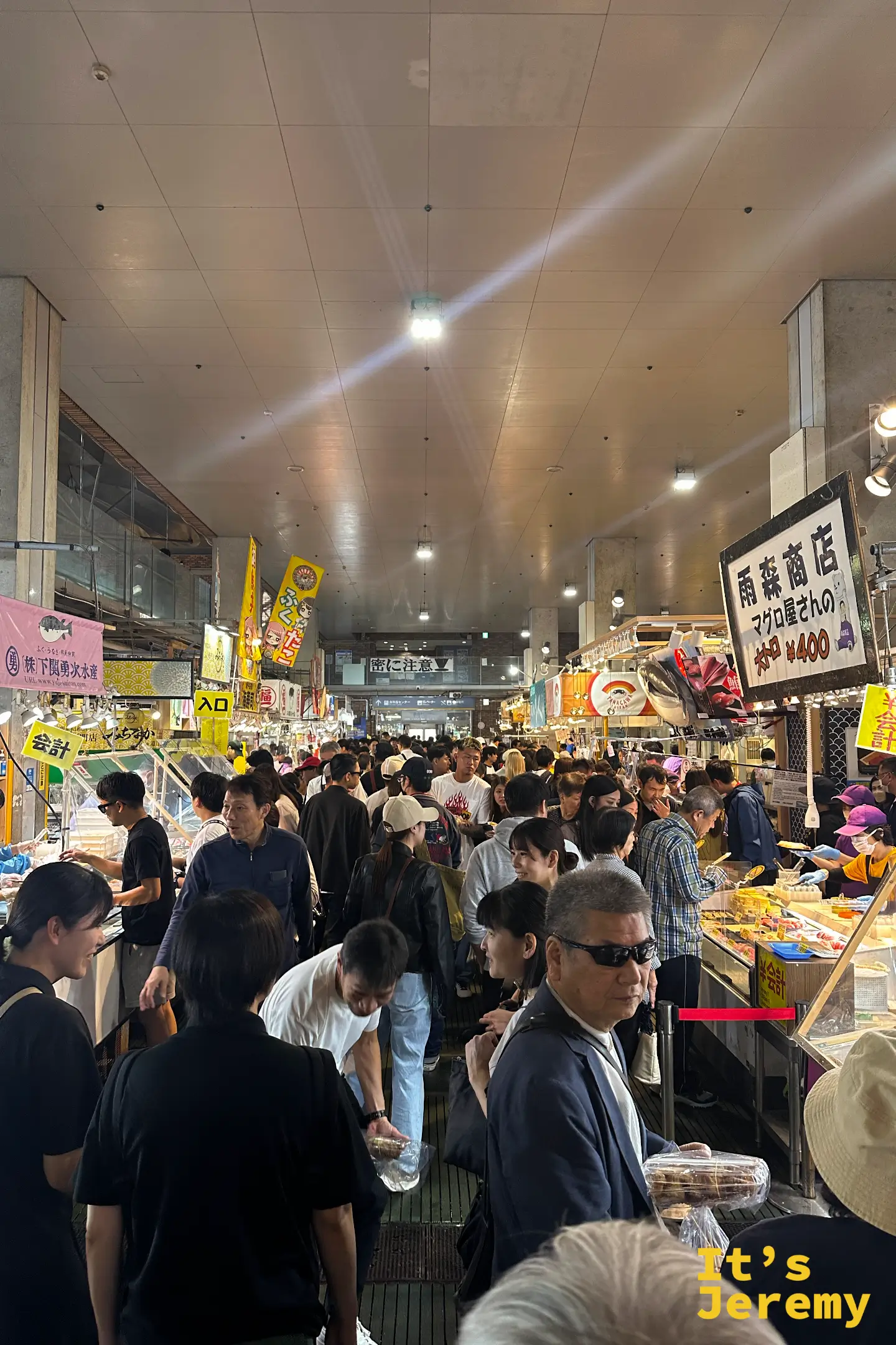 從二樓俯瞰活きいき馬関街的壽司攤位與排隊人潮