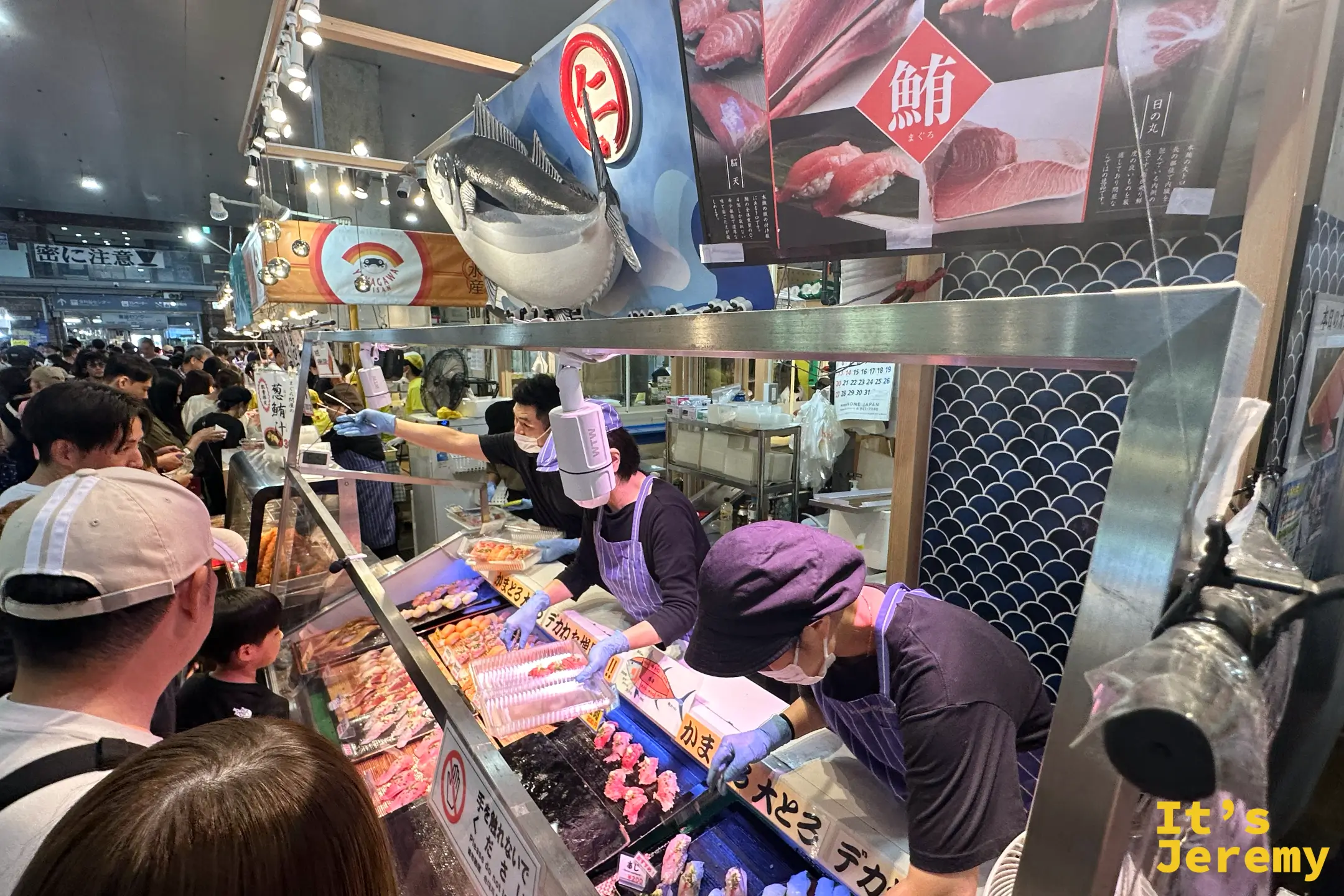 現做握壽司攤販,隔壁緊鄰販售河豚料理的攤位