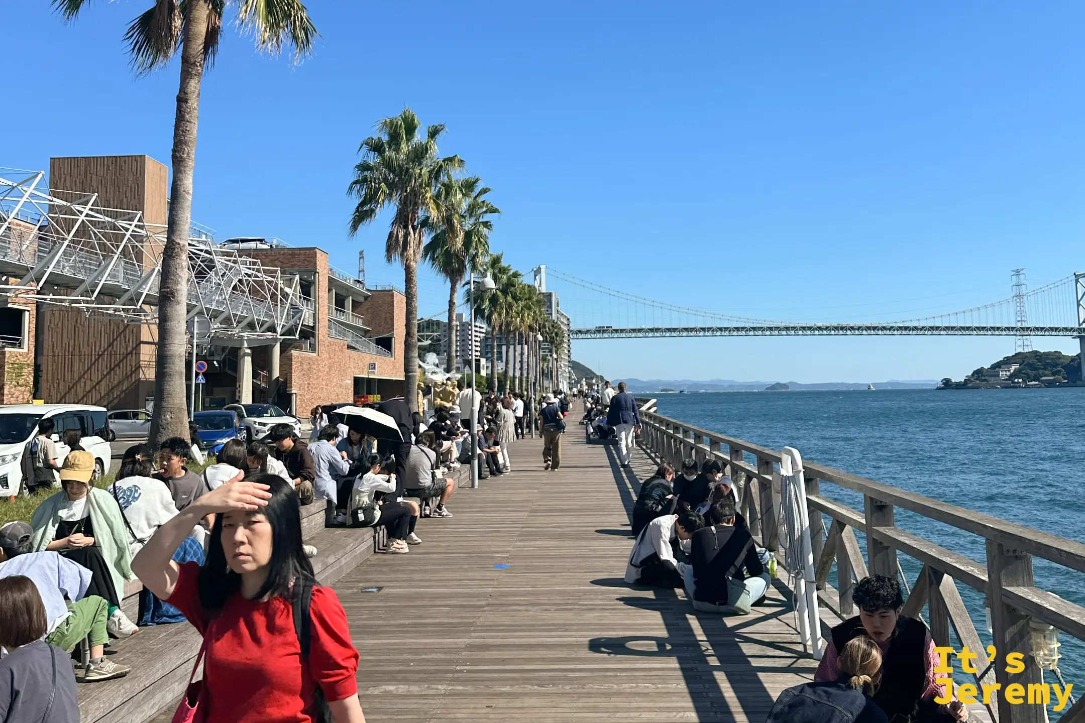 從市場外遠眺關門海峽、紅色關門大橋與對岸門司港
