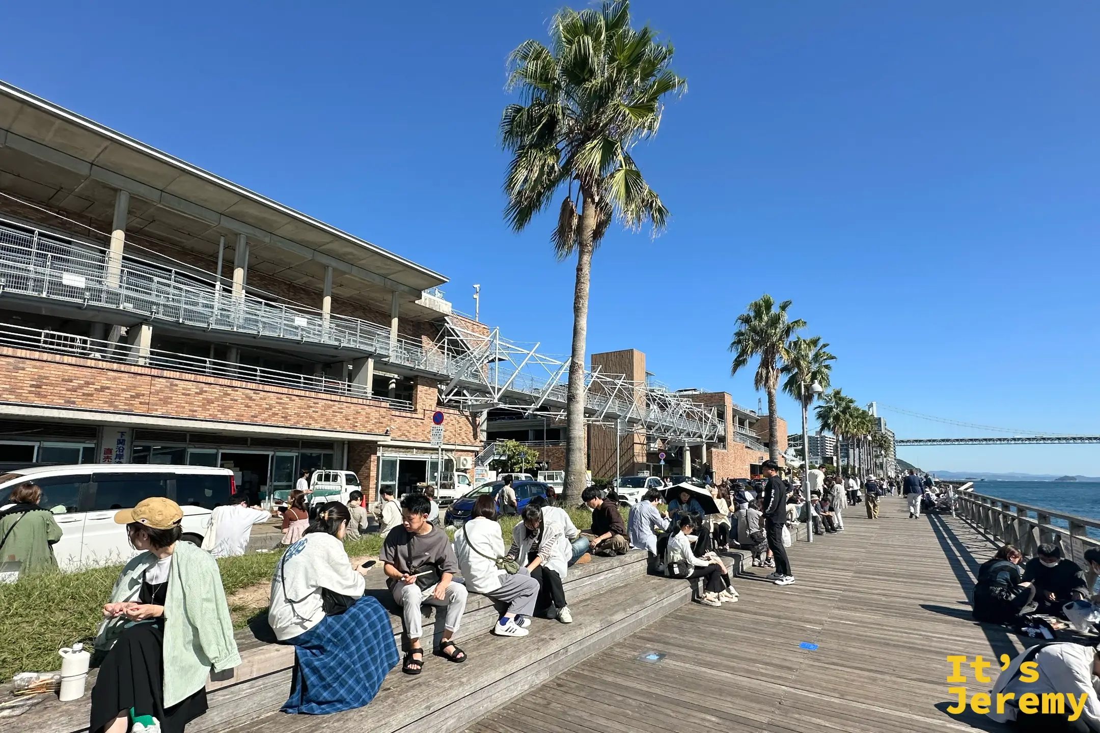 晴空下唐戸市場的戶外海濱廣場與建築外觀