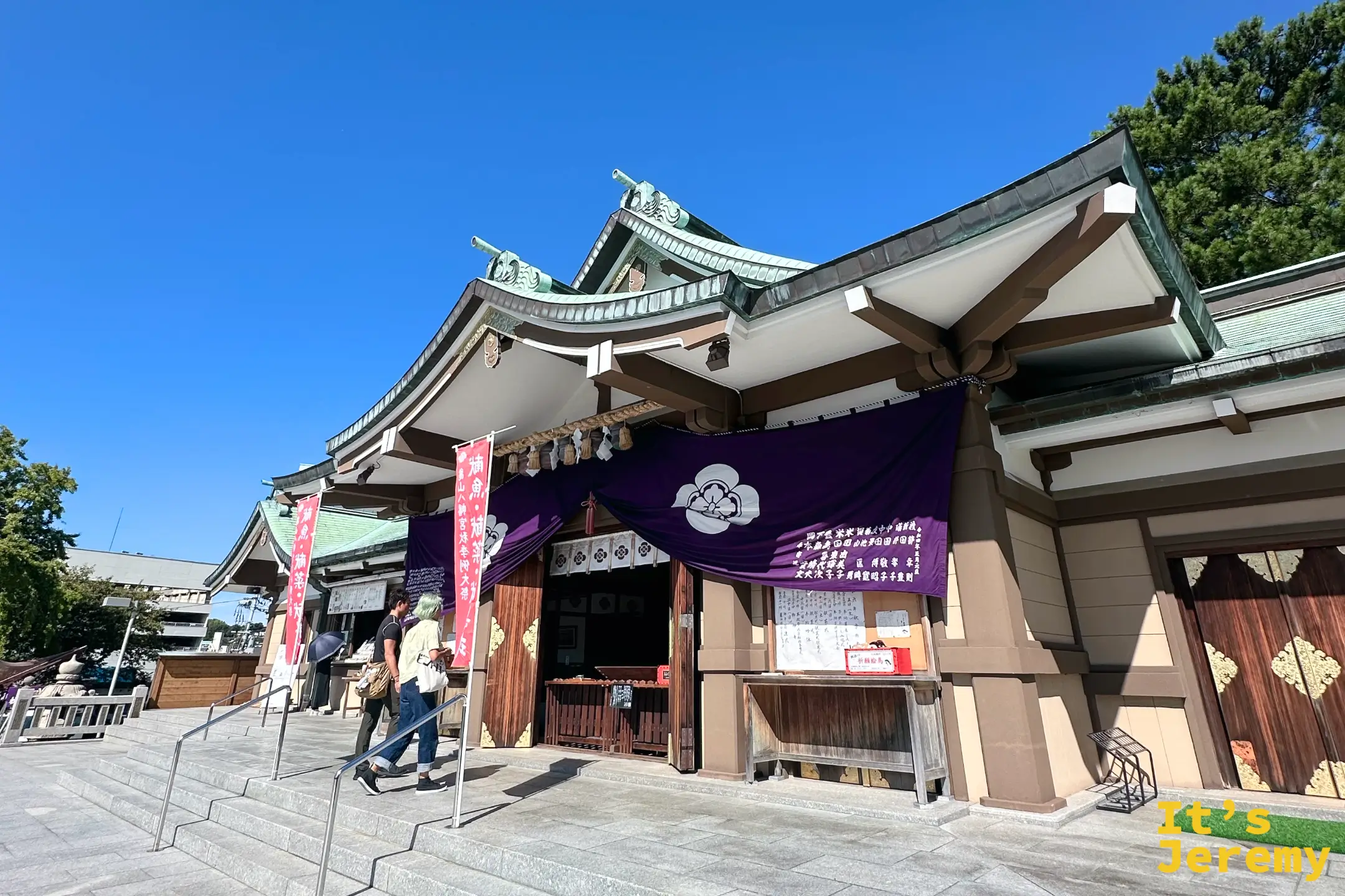 龜山八幡宮拜殿外觀與參拜遊客