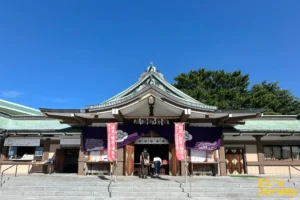 龜山八幡宮正面拜殿全景與紅白奉納旗