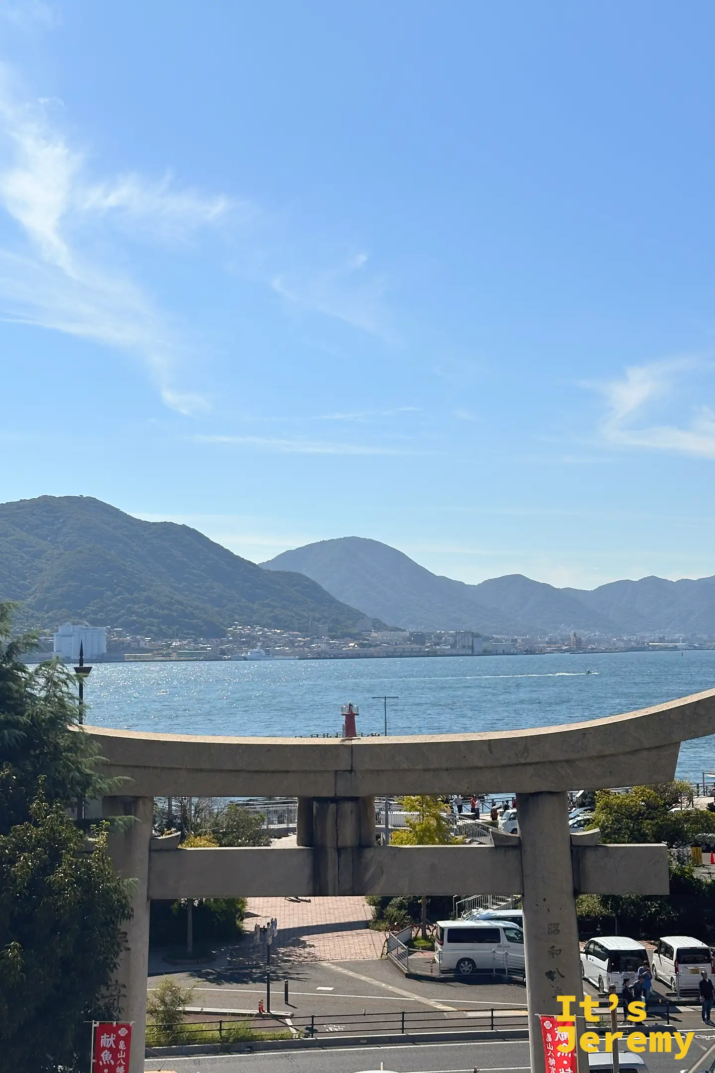 境內的巨型石造鳥居正對著關門海峽,海就在鳥居的另一頭