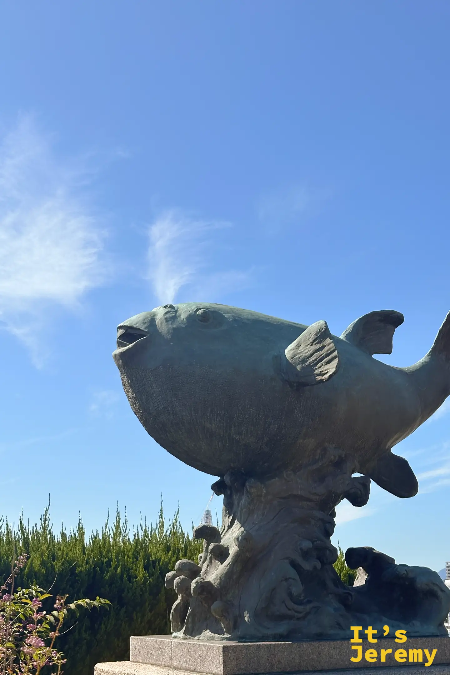 龜山八幡宮境內著名的世界第一大河豚青銅像,鼓著圓肚,模樣討喜