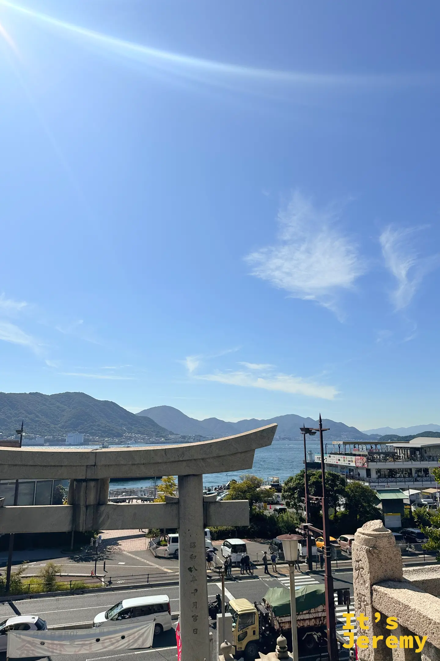 從北九州龜山八幡宮高處俯瞰石造鳥居、唐戶市場港口與市區街景