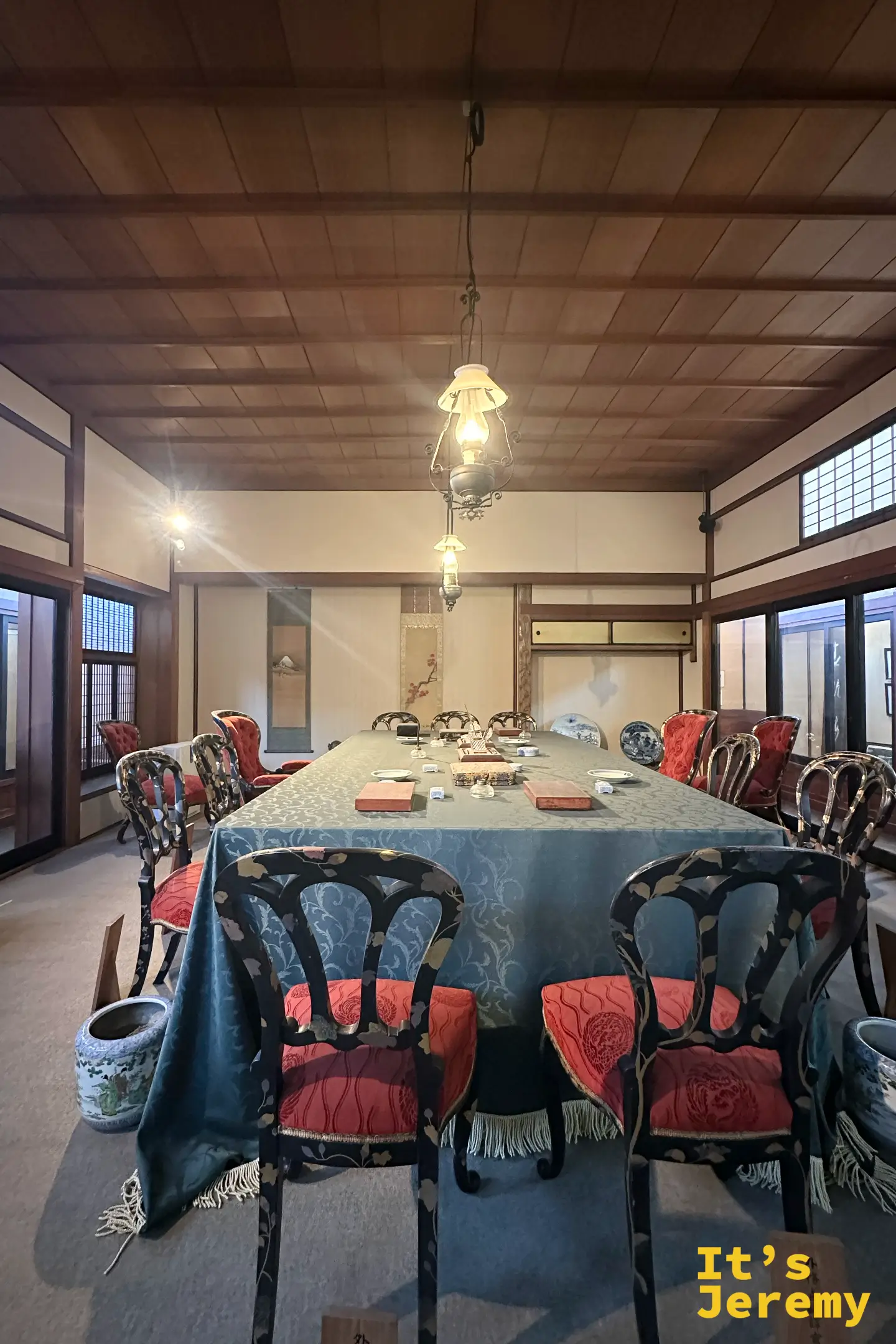 下關日清講和紀念館館內全景,復刻馬關條約簽訂場景的議事桌椅與陳設