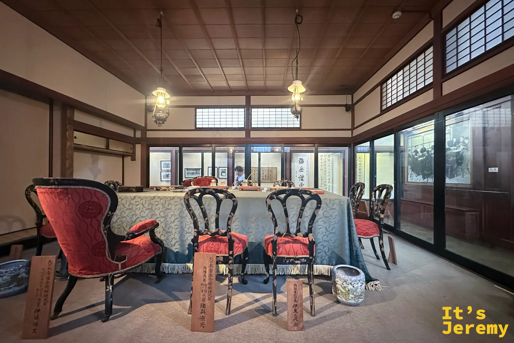 日清講和紀念館內部展廳,從另一面向側拍馬關條約談判會場桌椅與歷史文物