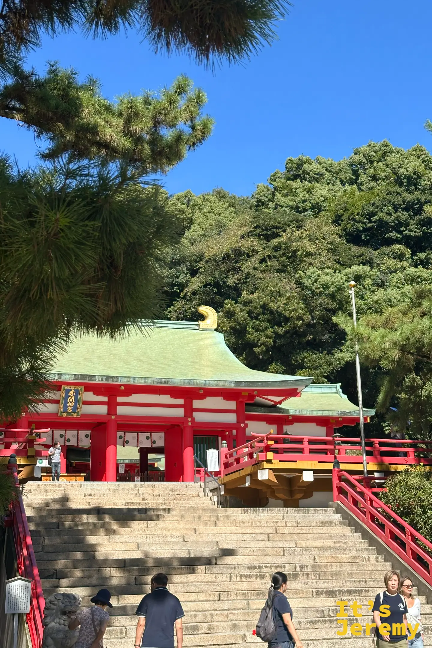 通往下關赤間神宮拜殿的石階,兩側是蒼翠松樹與朱紅色欄杆
