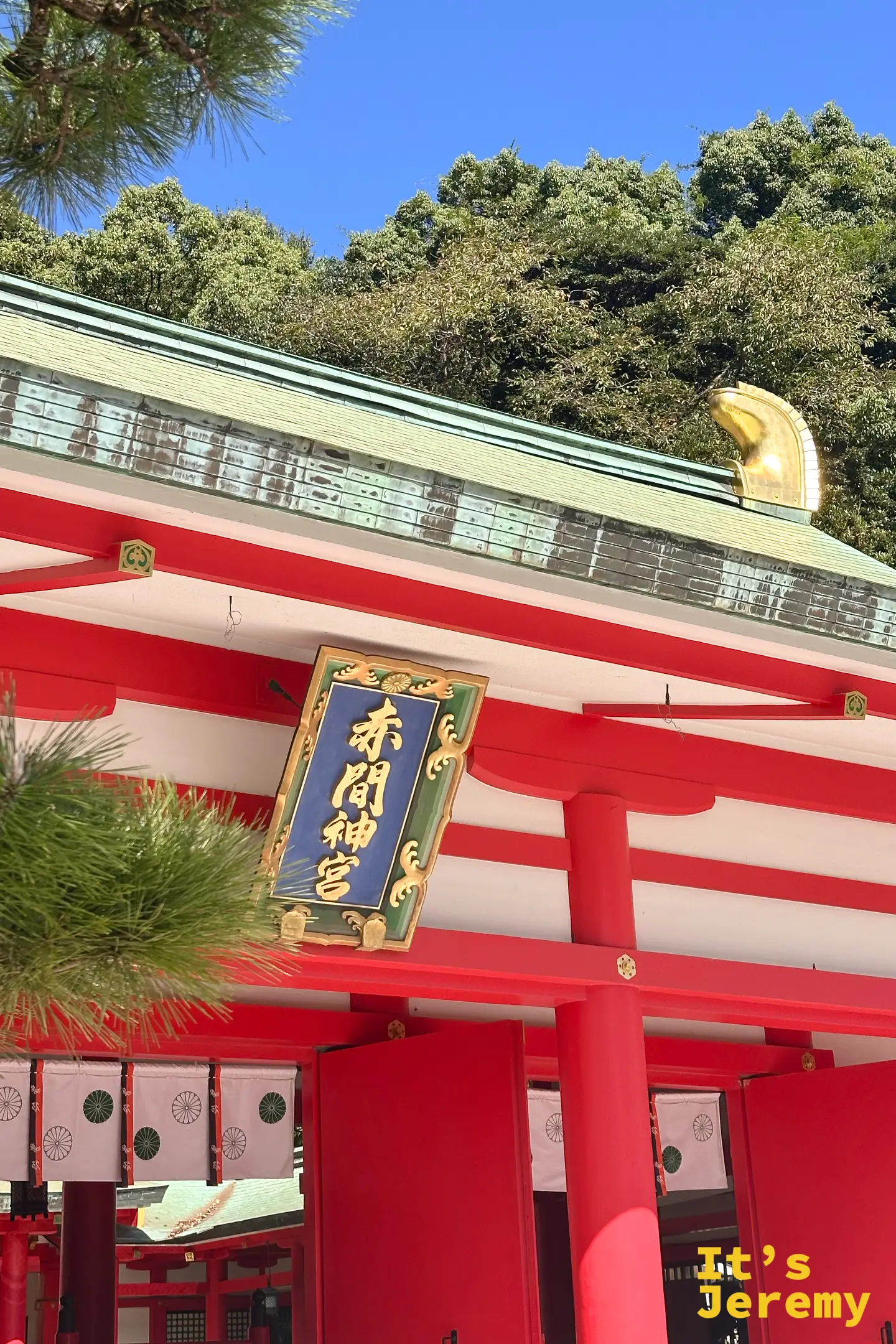 下關赤間神宮拜殿的牌匾特寫,藍底金字的「赤間神宮」四字懸掛於朱紅色建築之上