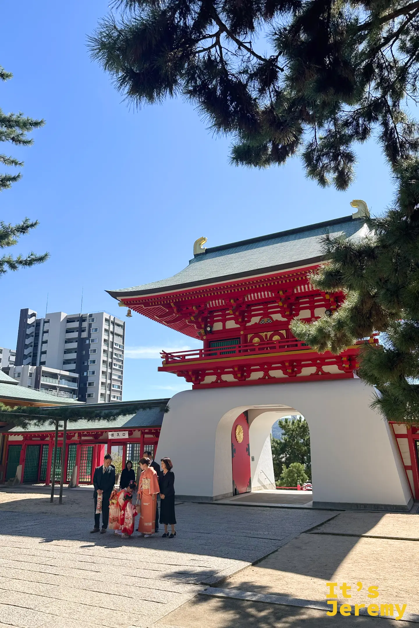 七五三參拜家庭在下關赤間神宮的龍宮造水天門前合影留念,氣氛溫馨