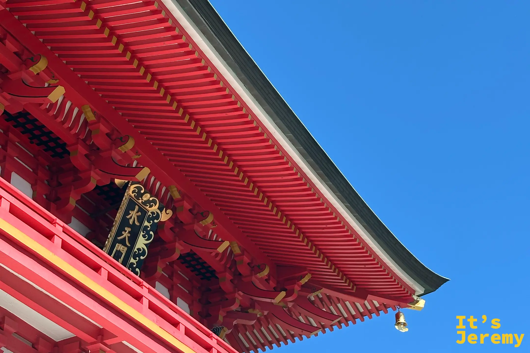 下關赤間神宮水天門的建築細節,展示朱紅色飛簷、牌匾與金色裝飾