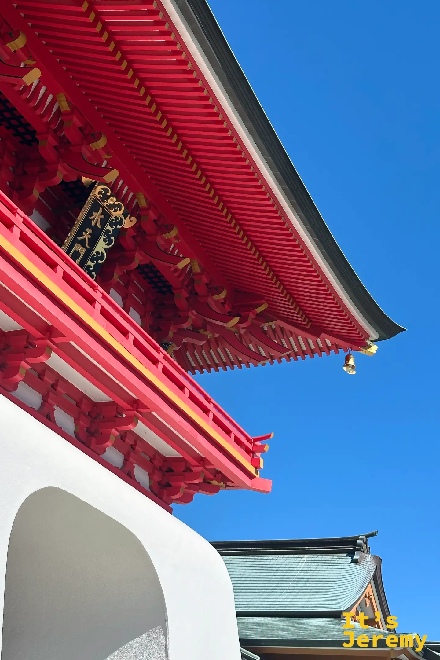 從下方仰望下關赤間神宮水天門,可見其層層堆疊的木造斗拱結構