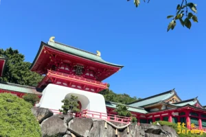 從庭園視角觀賞下關赤間神宮，朱紅色水天門坐落在石砌基座之上