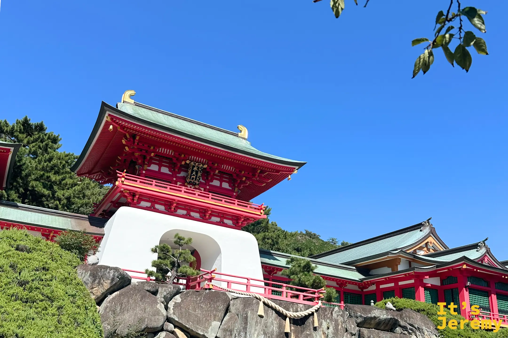 從庭園視角觀賞下關赤間神宮，朱紅色水天門坐落在石砌基座之上
