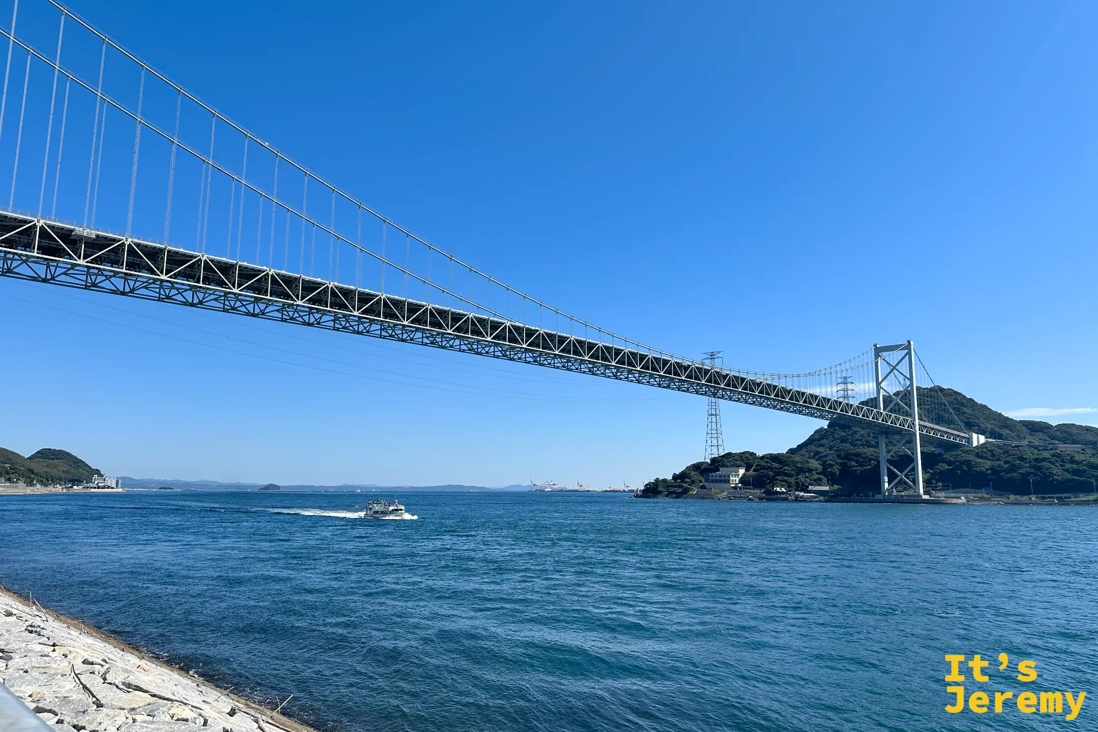 從下關側遠眺橫跨關門海峽的關門大橋,連接日本本州與九州的壯闊風景