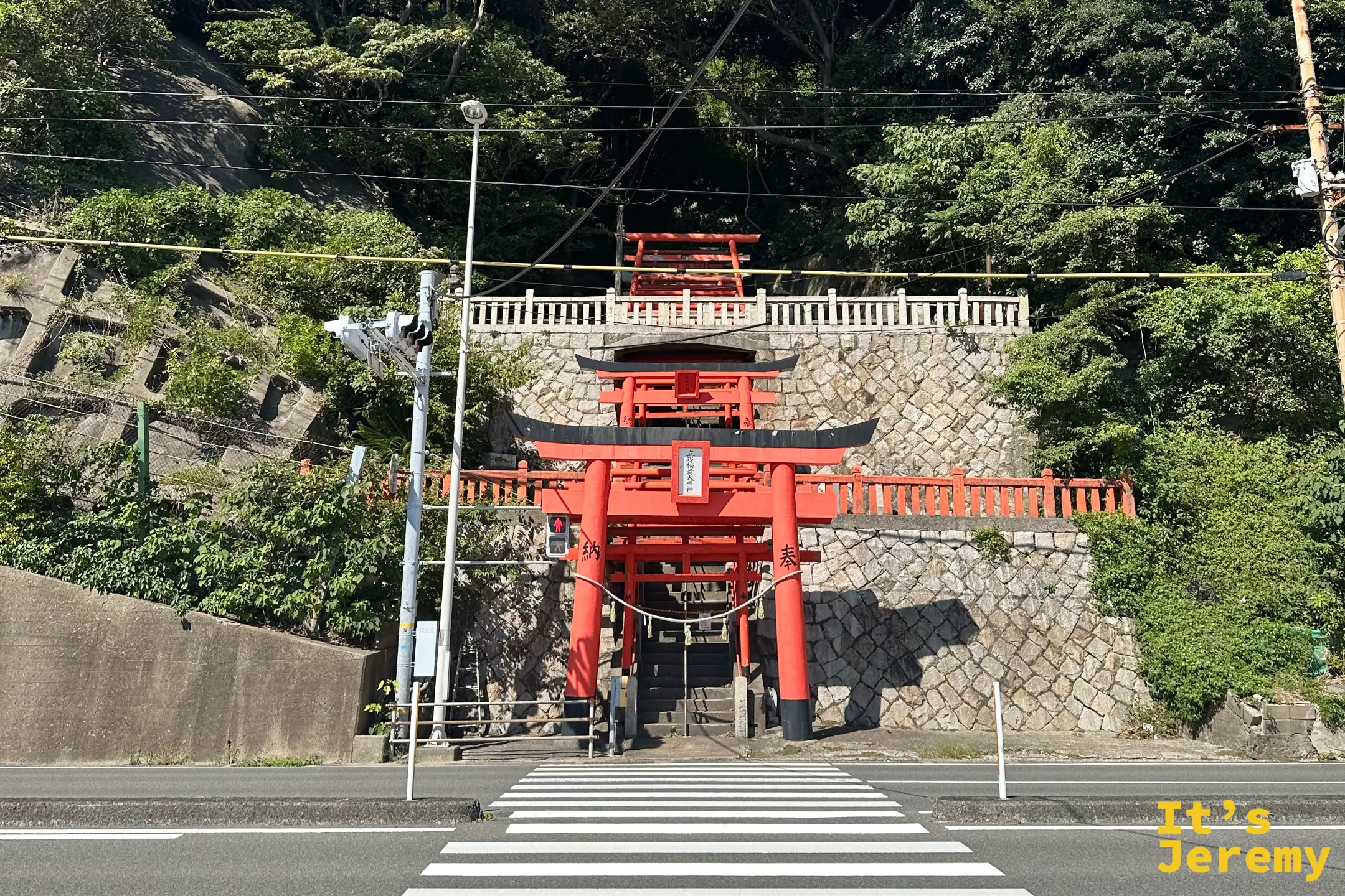 日本下關市國道 9 號旁的立石稲荷神社全景,位於壇之浦古戰場附近