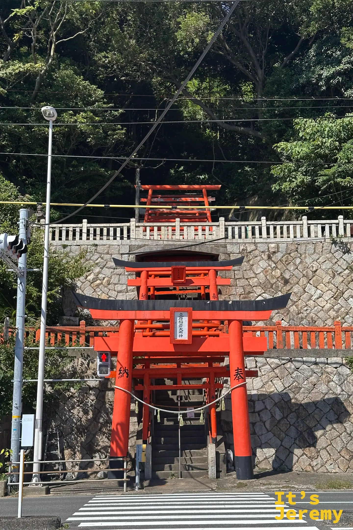 立石稲荷神社近景,展現連續的朱紅色鳥居與階梯結構