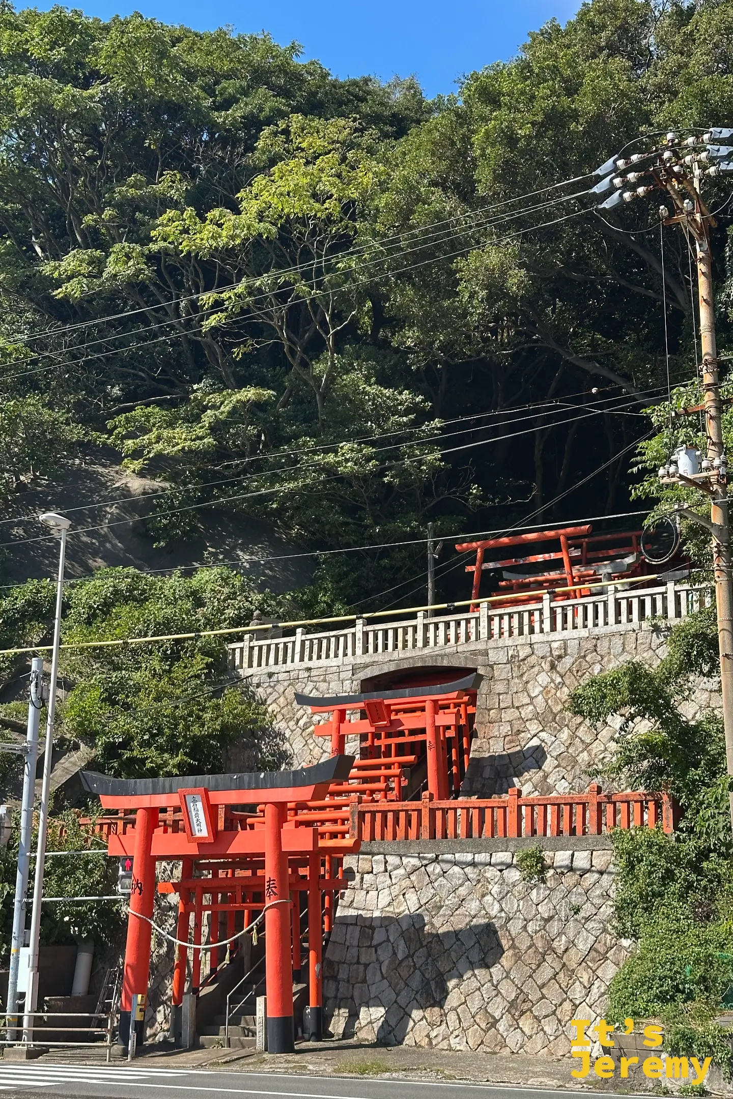 從街道斜拍立石稲荷神社,呈現神社與關門海峽道路的地理位置關係