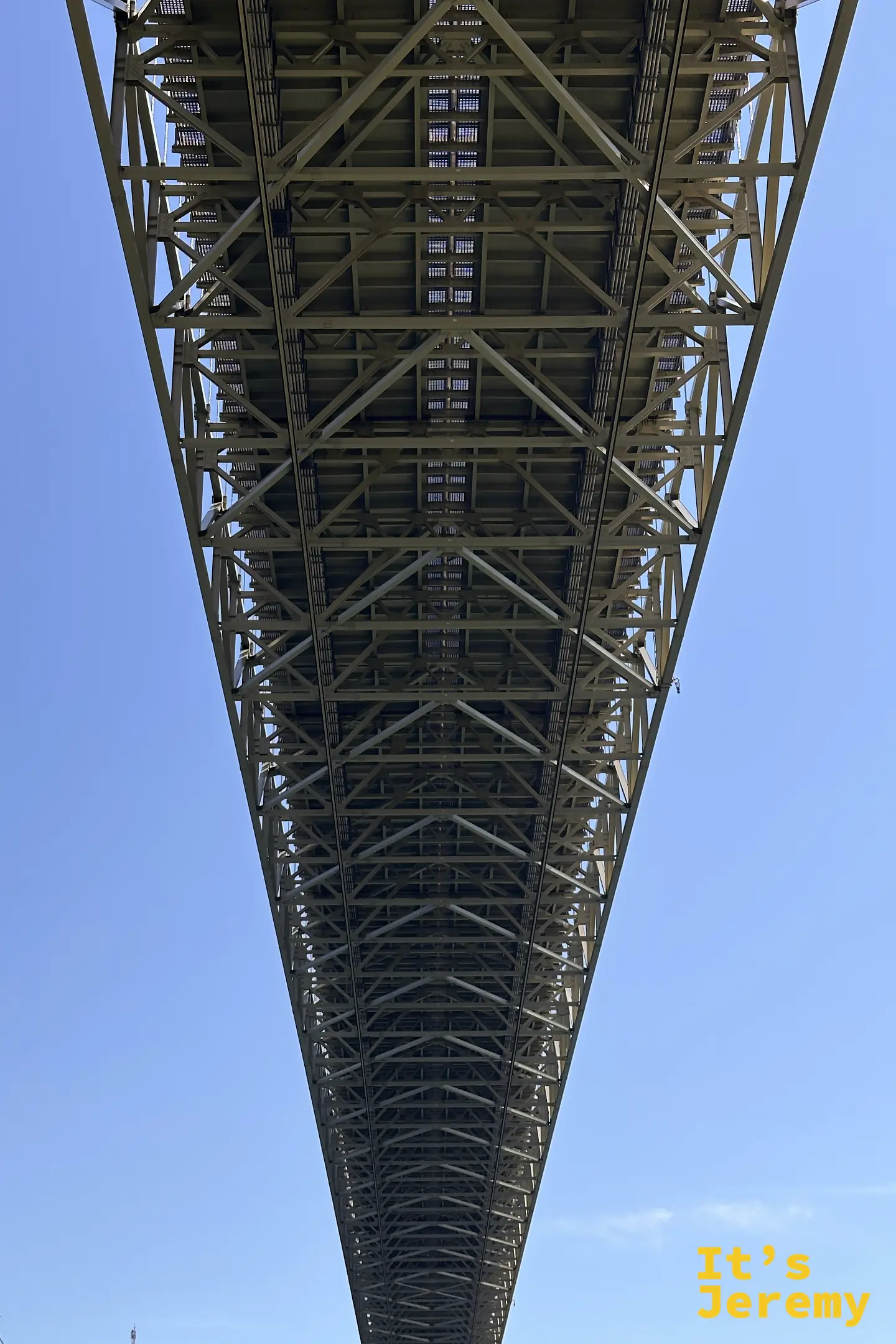 關門大橋底部鋼鐵結構仰拍,位於關門海峽海底人行隧道入口處