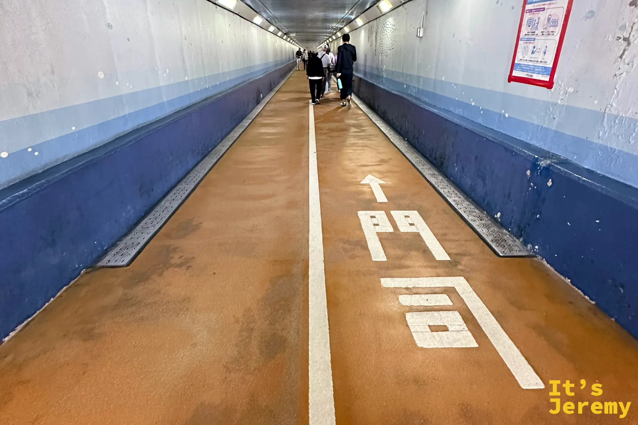山口縣下關側關門隧道人行道入口,從電梯大廳進入海底 55 公尺深的藍色長廊,可步行通往九州門司