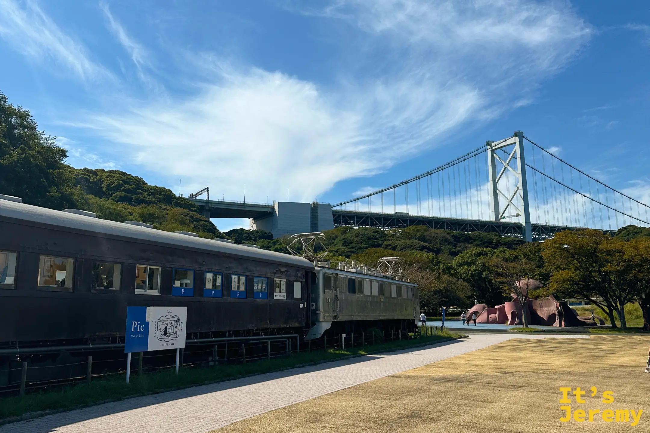 福岡北九州門司港的「Pic」咖啡廳，位於和布刈公園內的復古火車車廂，背景是壯麗的關門大橋