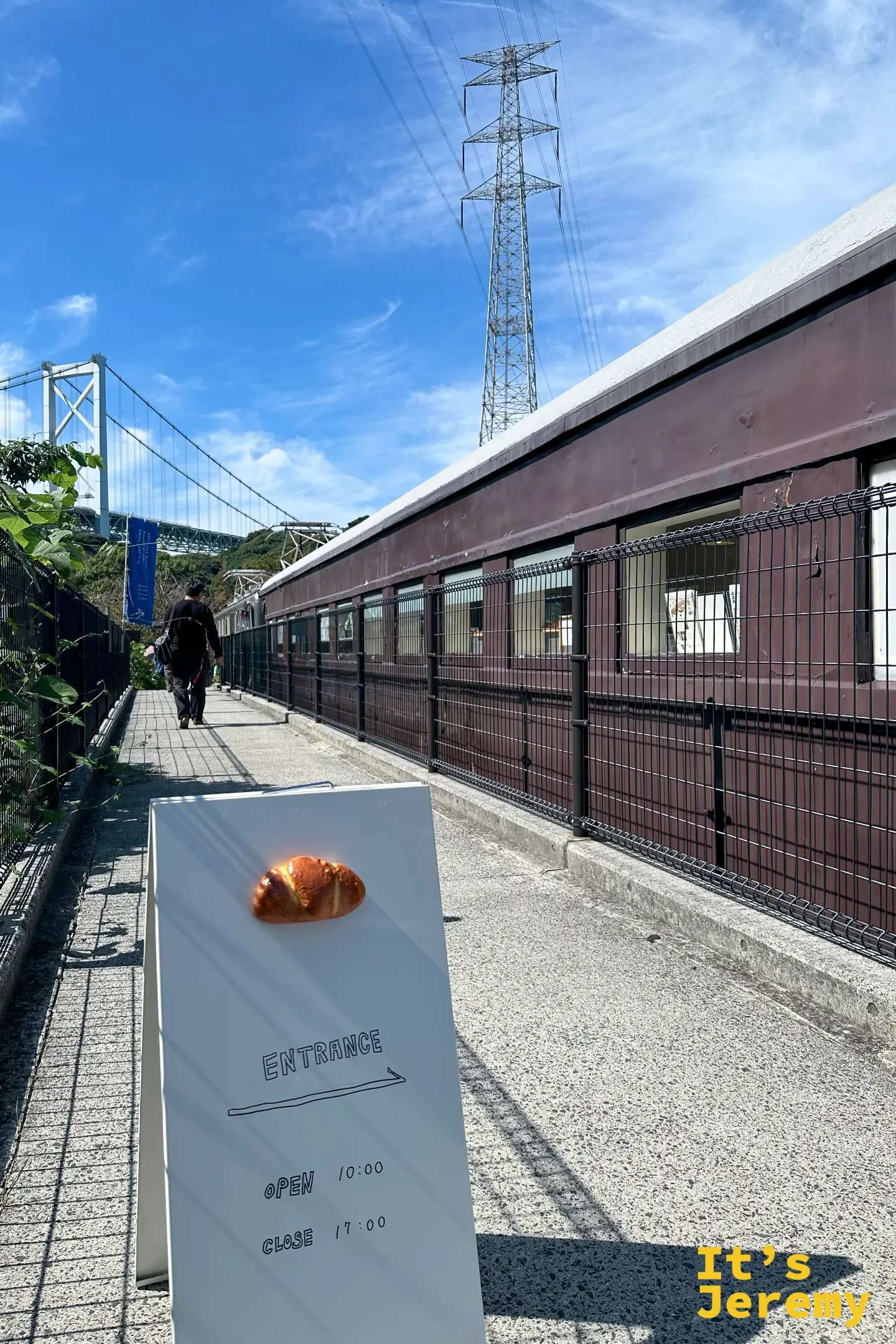 北九州門司「Pic」咖啡廳入口，吸睛的立體可頌看板與復古火車車廂
