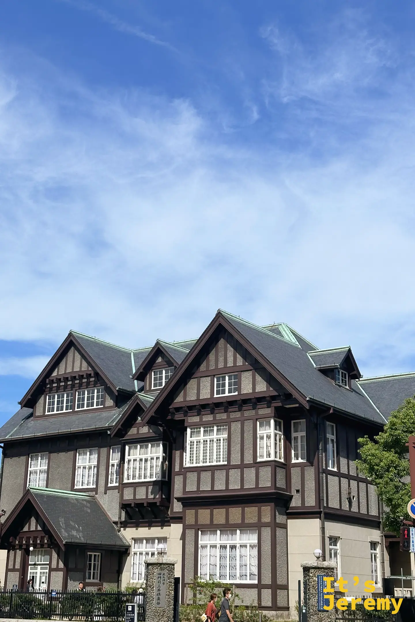 直式構圖拍攝舊門司三井俱樂部的德式建築風格,展現其木框架與紅磚交織的經典美學