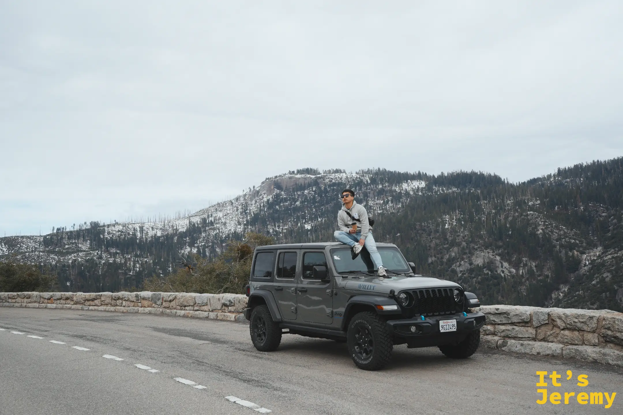 一台灰色 Jeep Wrangler 停在山路轉彎的 pullout，這趟優勝美地是靠自己開車開進來的