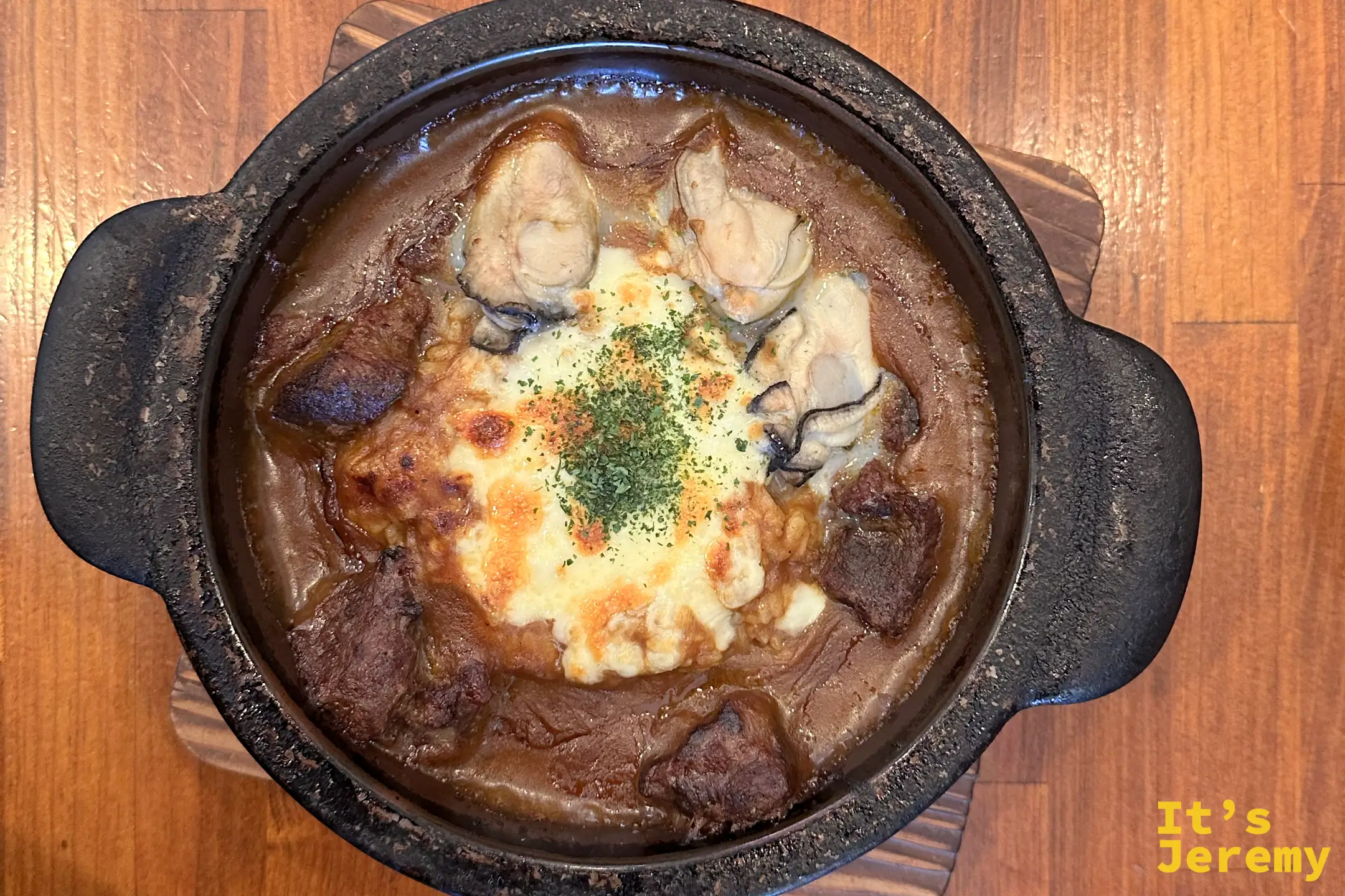 門司港特色美食湯咖哩實餐照,滿載色彩繽紛的新鮮野菜與濃郁香料湯底,展現門司港懷舊地區豐富多元的異國料理選擇