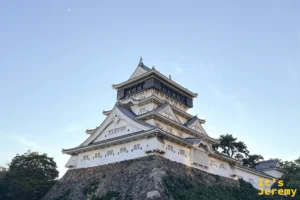 北九州市中心的小倉城橫幅全景照片，這座江戶時代風格的古城是福岡小倉一日遊不可錯過的歷史觀光地標