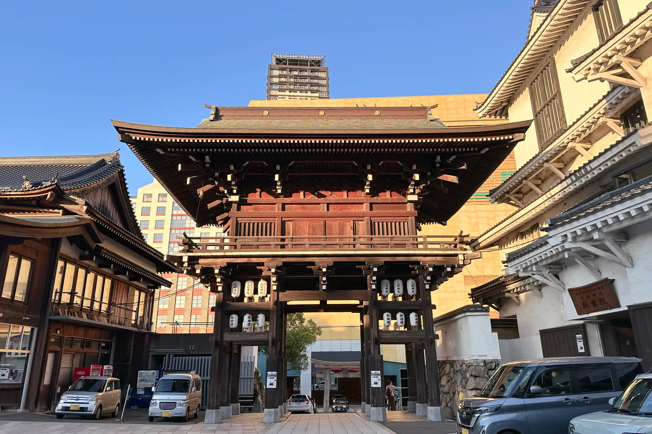 小倉八阪神社東樓門正面全景,宏偉的朱紅色樓門是小倉城旁最具標誌性的入口地標