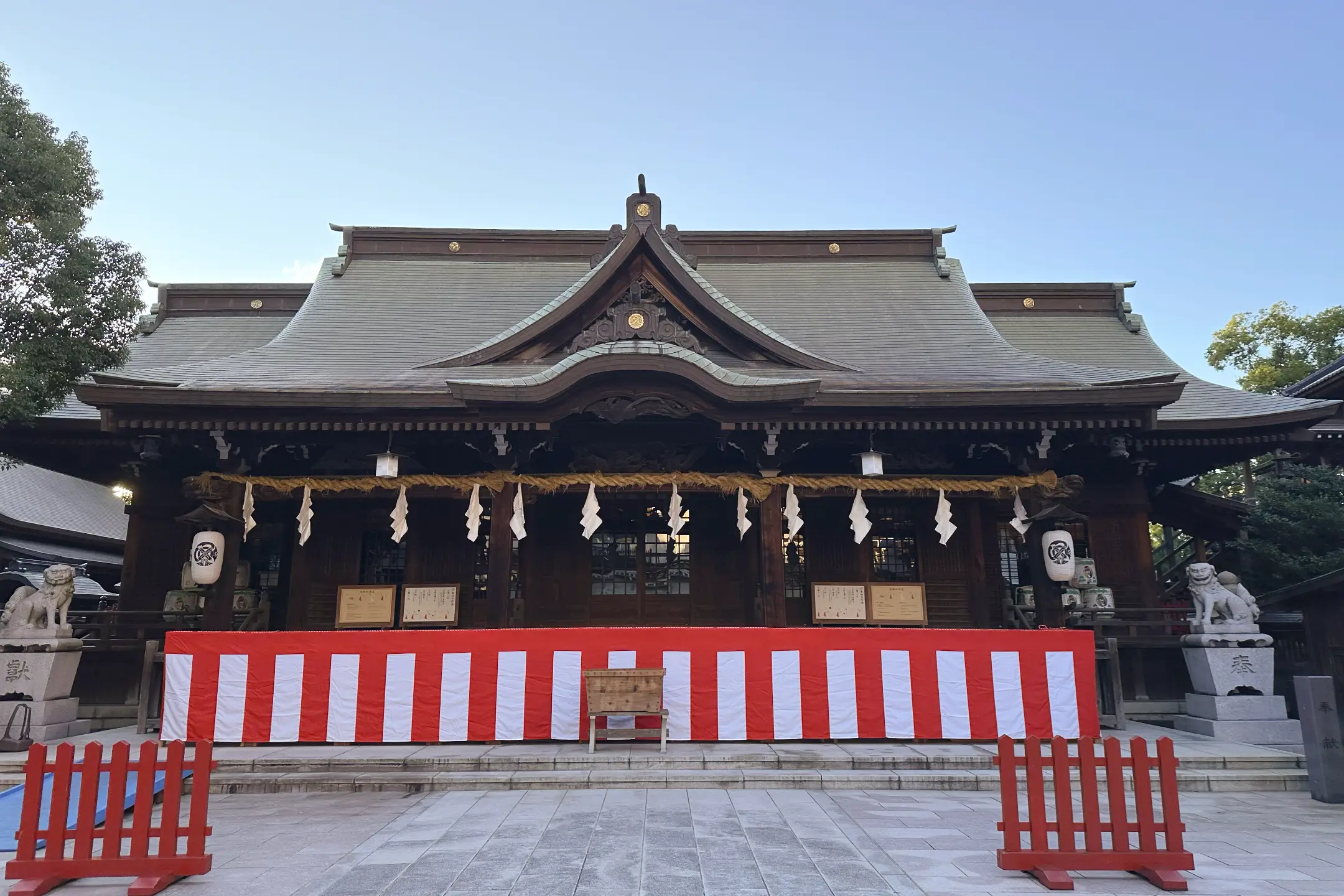 福岡小倉八阪神社神樂殿正面景觀，這裡是每年小倉祇園祭期間舉行重要祈福儀式與神樂奉納的場所