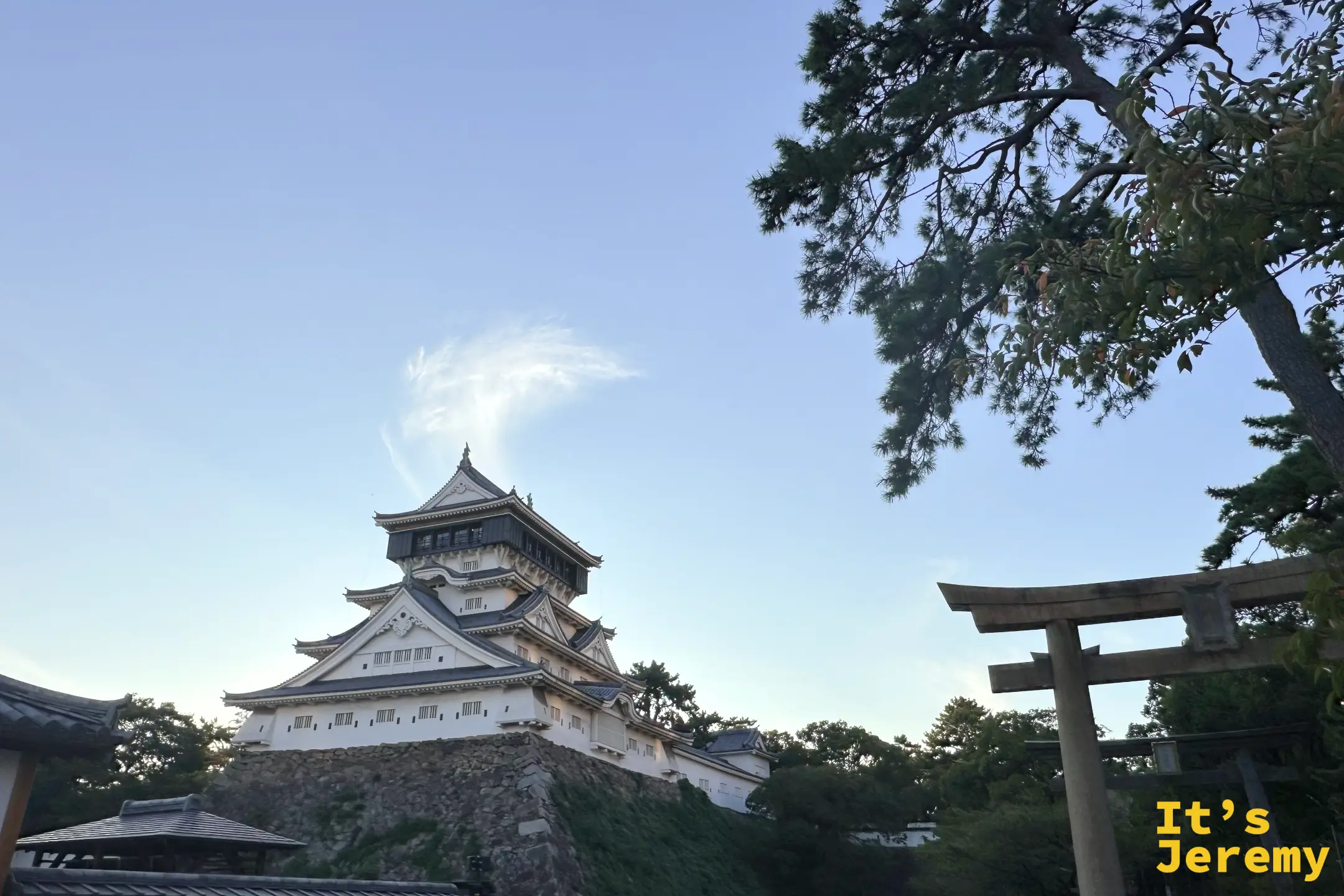 小倉城天守閣與八坂神社一の鳥居同框,古城與神社並存的北九州獨特歷史景觀
