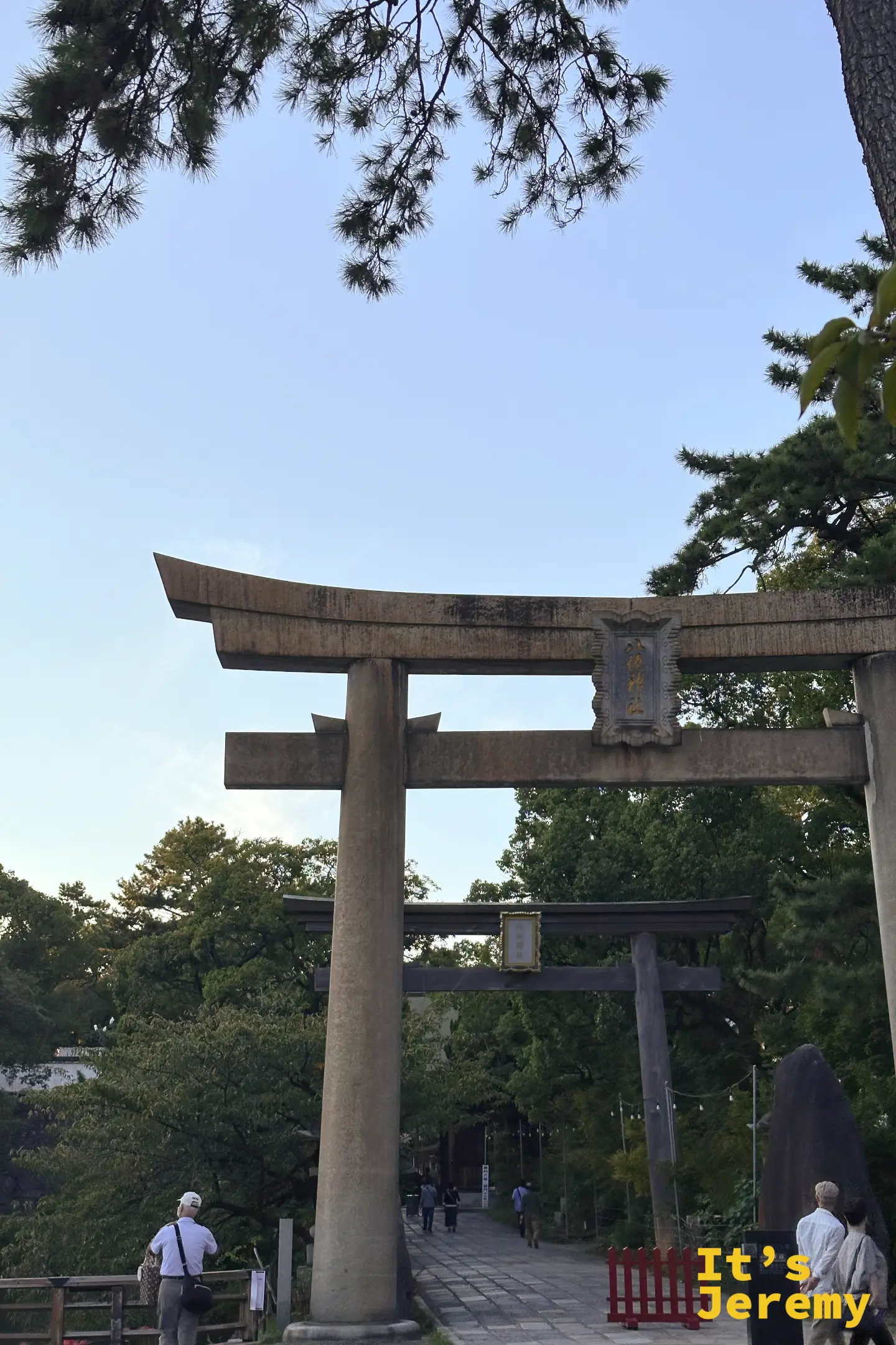 傍晚微光下的北九州小倉八阪神社一の鳥居，在柔和的天光中顯得肅穆莊嚴，是從小倉城公園散步前往神社參拜的起點