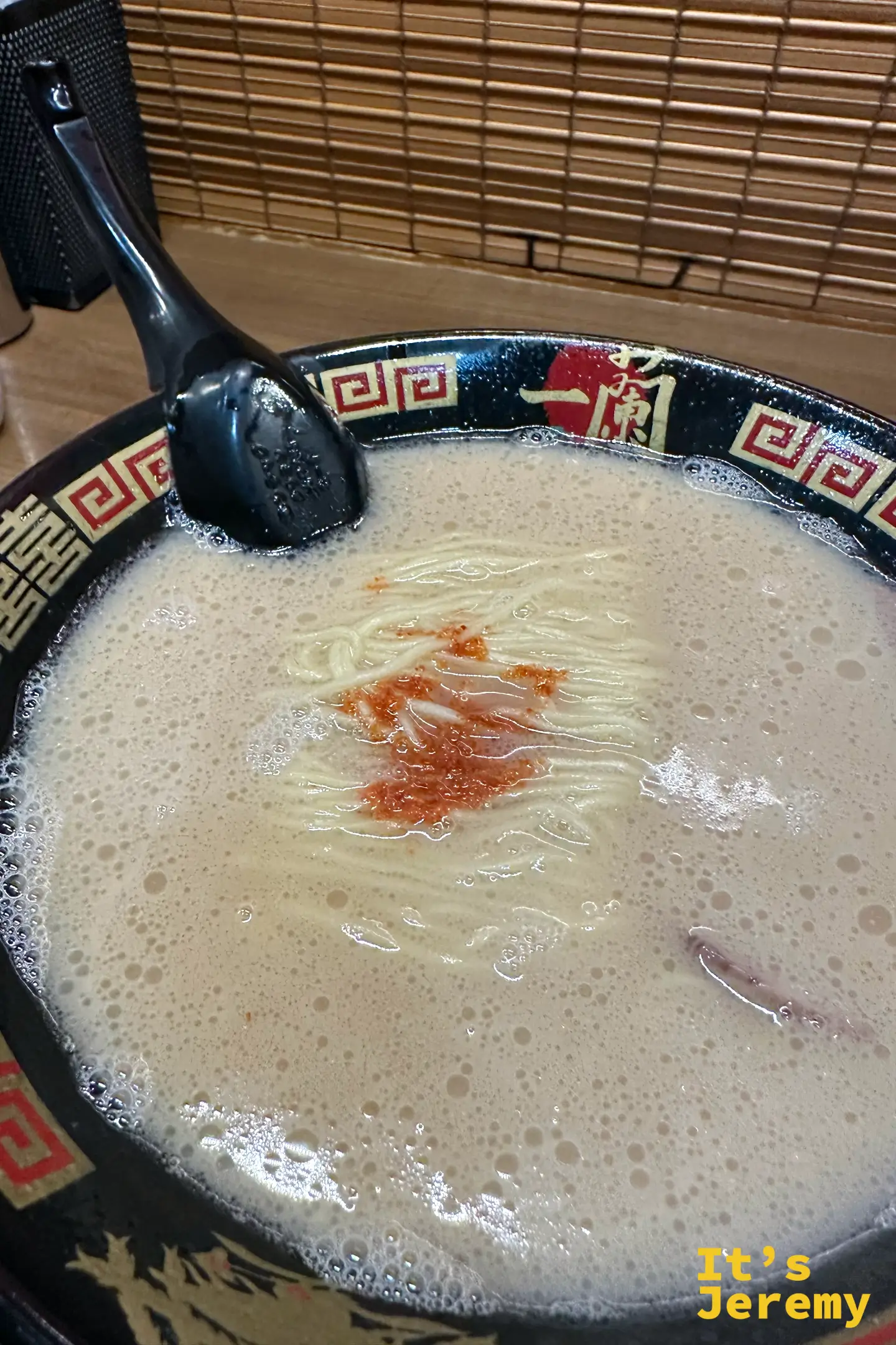 福岡一蘭拉麵小倉店的豚骨拉麵近照,招牌的赤紅秘製醬汁與濃郁湯頭