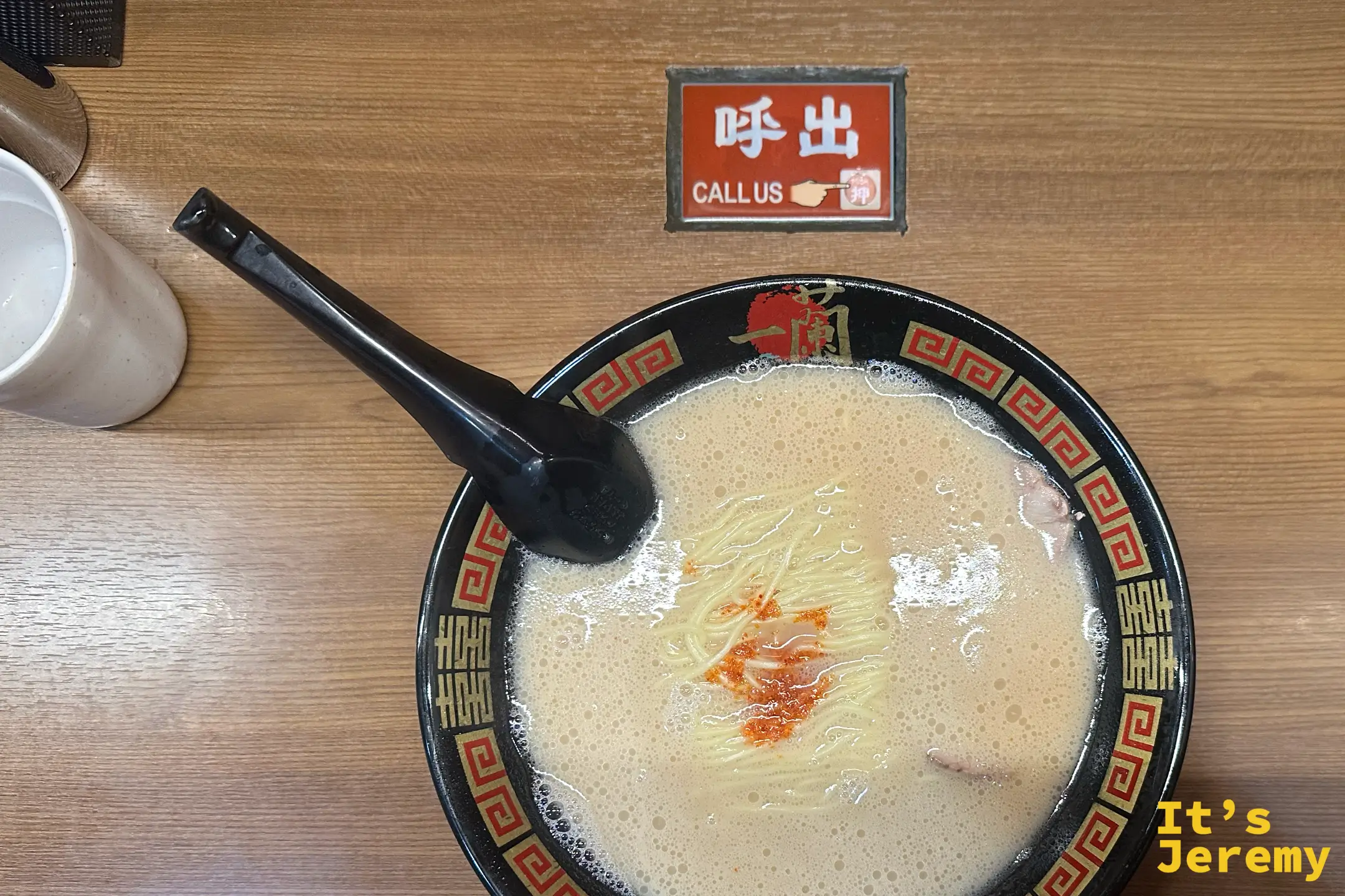 一蘭拉麵個人味覺集中座位,包含拉麵與桌上的服務呼叫按鈕