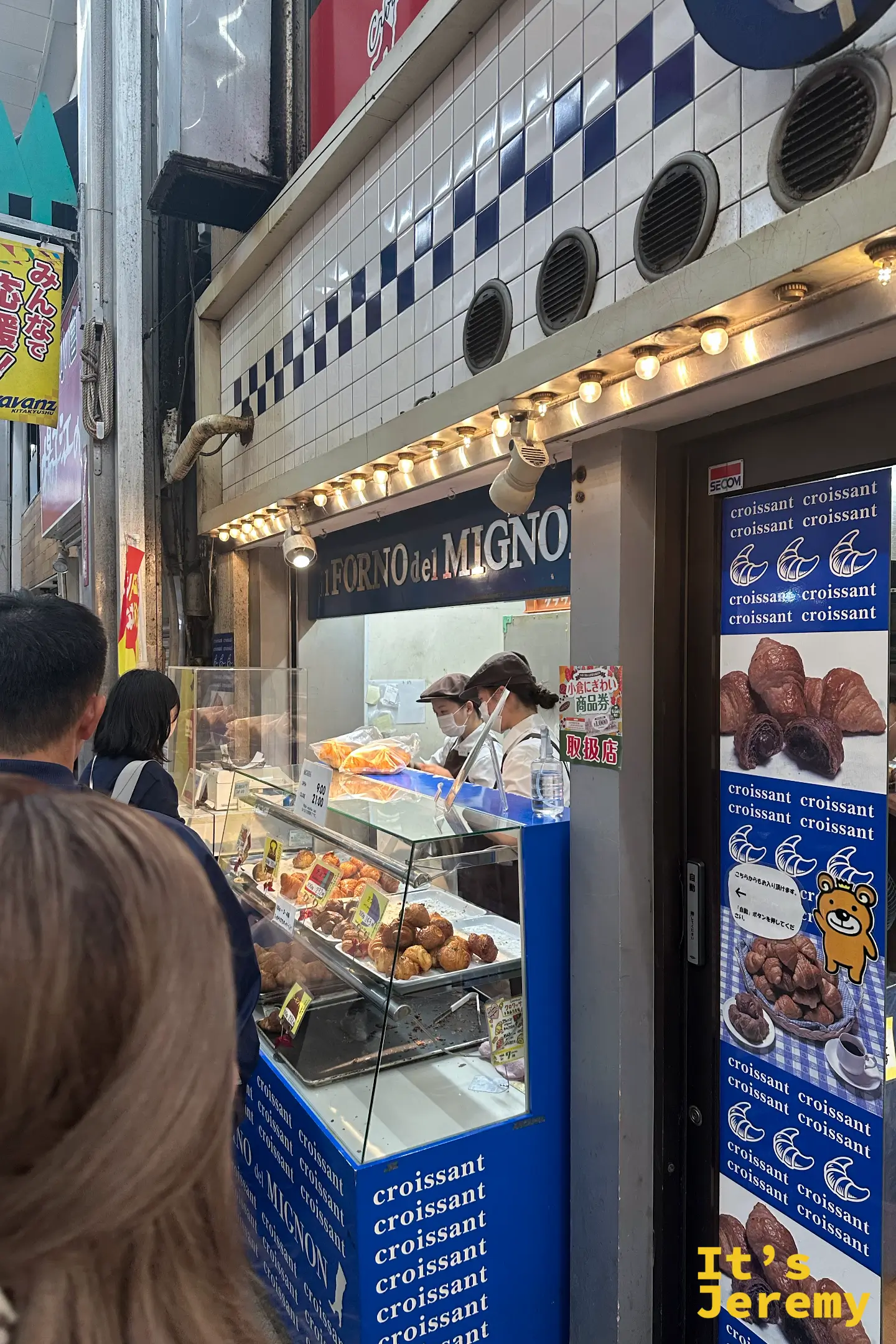 小倉車站 MIGNON 可頌店排隊人潮與櫃內現烤迷你可頌,展現受歡迎的盛況